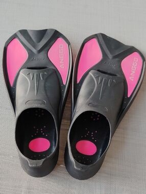 Women’s Black and Pink Swim Fins